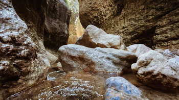 Bachlauf über Felsen im Barranco de la Luna