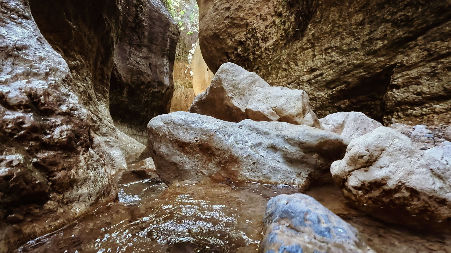 Bachlauf über Felsen im Barranco de la Luna Bachlauf über Felsen im Barranco de la Luna