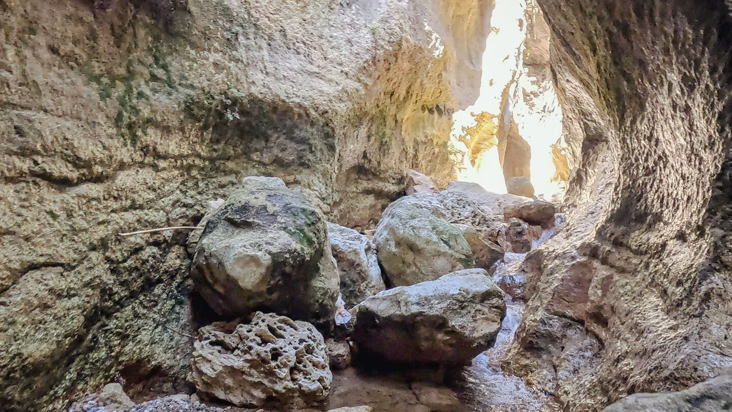 Route über Felsen im Barranco de la Luna bei Saleres in Andalusien Route über Felsen im Barranco de la Luna bei Saleres in Andalusien