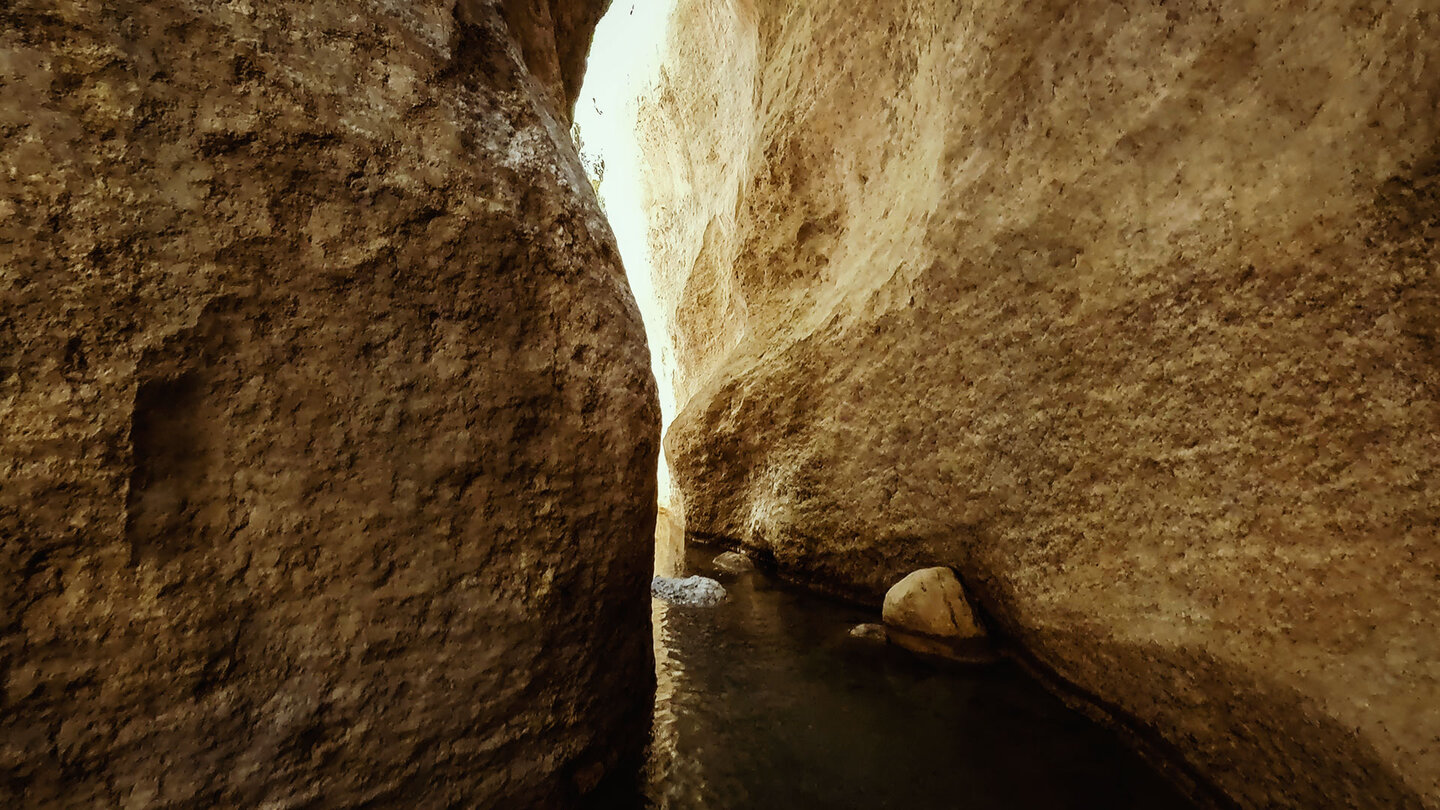 Felswände in der Schlucht des Barranco de la Luna bei Saleres Felswände in der Schlucht des Barranco de la Luna bei Saleres