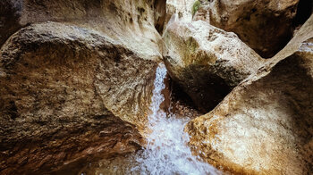 Wasserkaskade im Barranco de la Luna bei Saleres