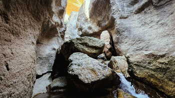 Felsen mit Lichteinfall im Barranco de la Luna bei Saleres