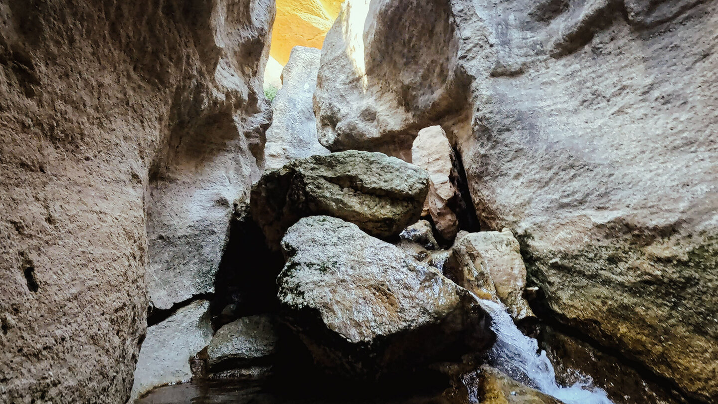 Felsen mit Lichteinfall im Barranco de la Luna bei Saleres Felsen mit Lichteinfall im Barranco de la Luna bei Saleres