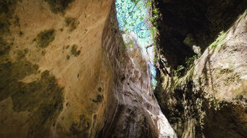 Slot Canyon mit engen Felswänden im Barranco de la Luna