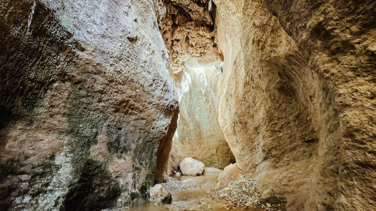 Tropfsteine im Barranco de la Luna in Saleres Tropfsteine im Barranco de la Luna in Saleres