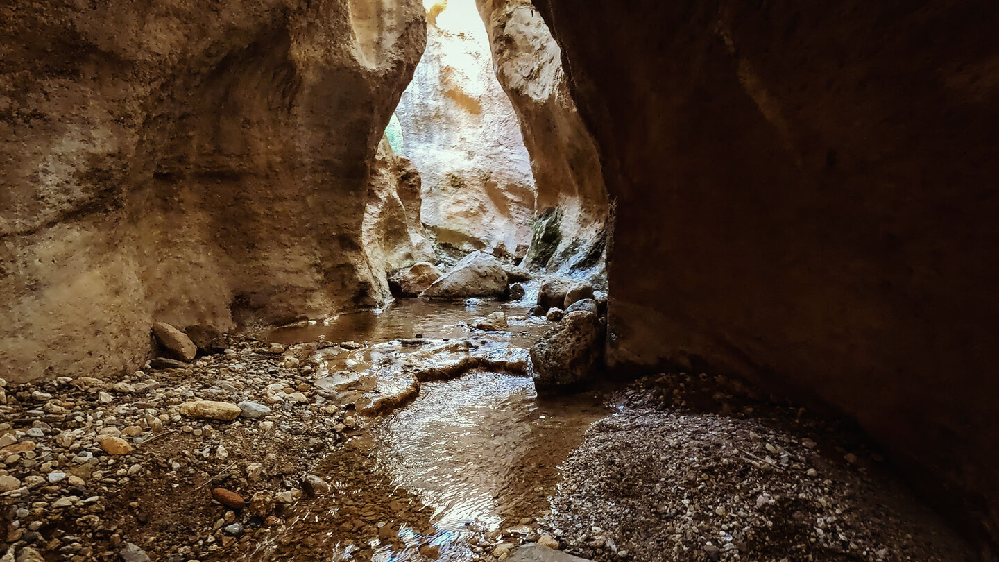 Gang durch die Felswände im Barranco de la Luna in Saleres Gang durch die Felswände im Barranco de la Luna in Saleres