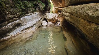 Route durch die Wasserbecken im Barranco de la Luna in Saleres - Ruta del Agua