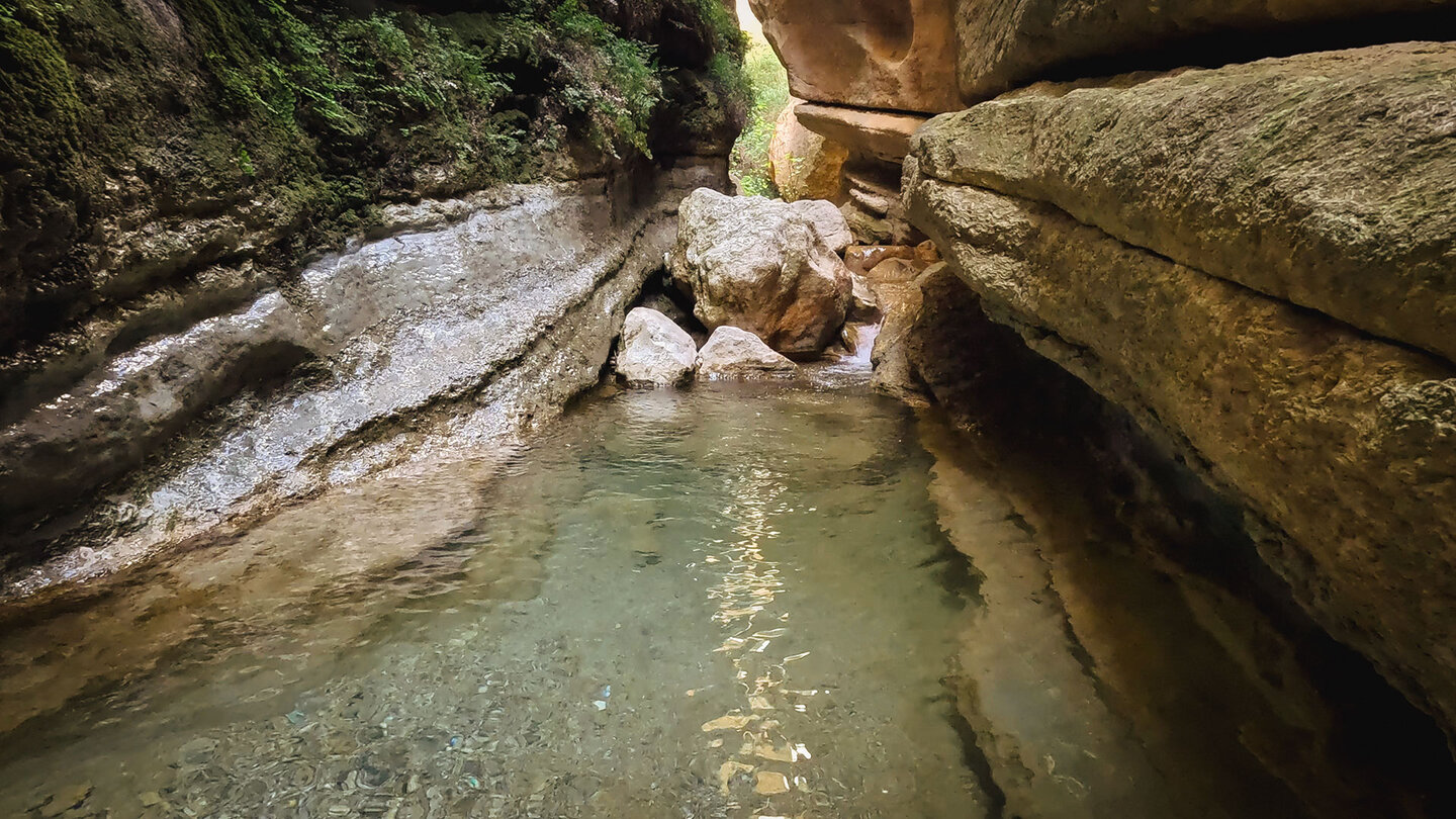 Route durch die Wasserbecken im Barranco de la Luna in Saleres - Ruta del Agua Route durch die Wasserbecken im Barranco de la Luna in Saleres - Ruta del Agua