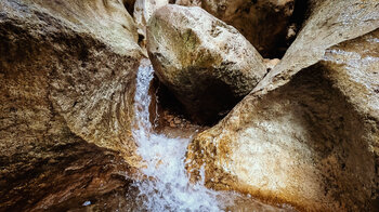 kleiner Wasserfall im Barranco de la Luna in Saleres - Ruta del Agua