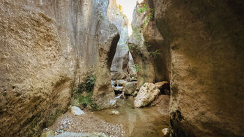 Wasserlauf durch die Felsschlucht Barranco de la Luna in Saleres - Ruta del Agua