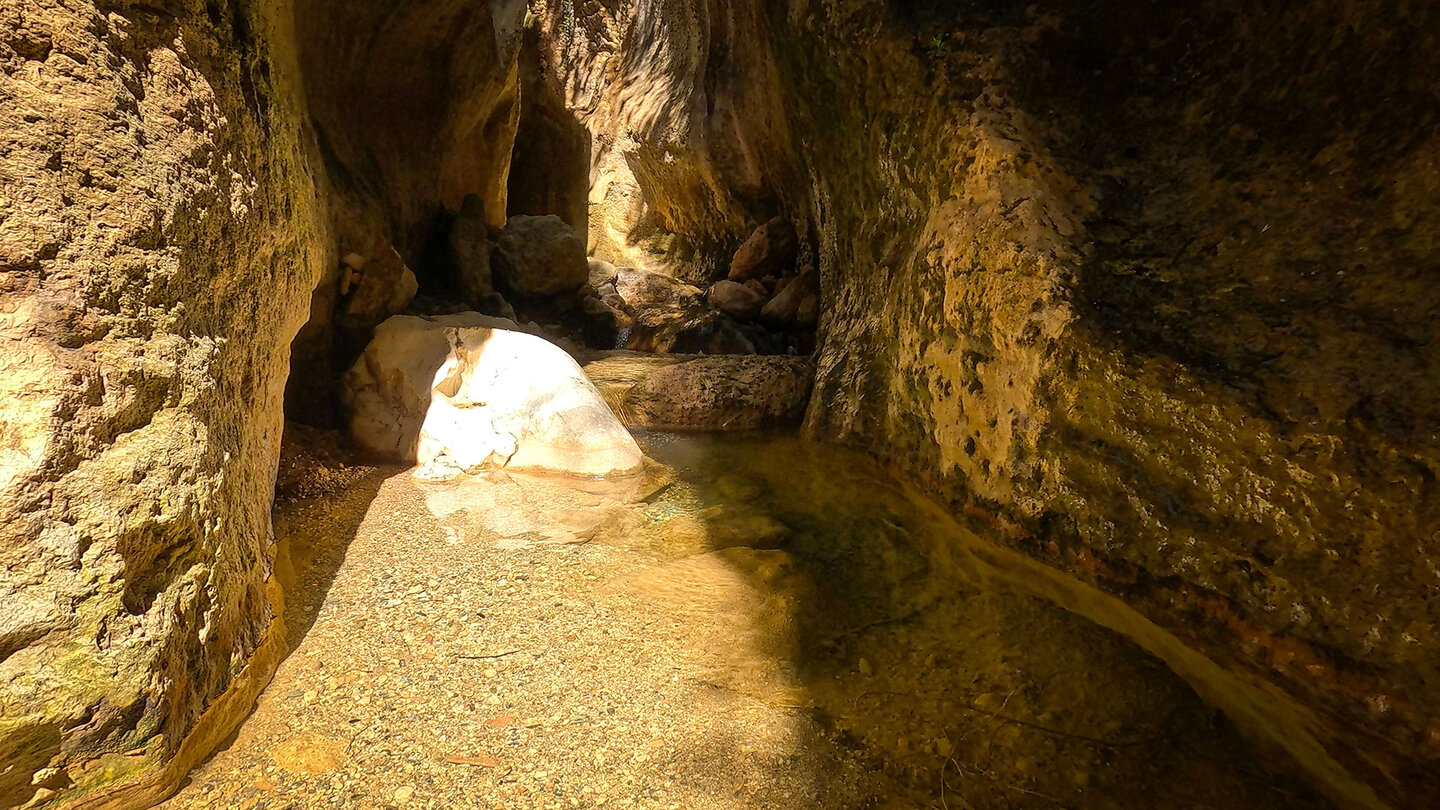 Waserroute durch die Becken im Barranco de la Luna in Saleres - Ruta del Agua Waserroute durch die Becken im Barranco de la Luna in Saleres - Ruta del Agua