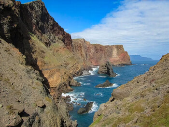 Blick vom Miradouro Ponta do Furado zu den Klippen an der Ponta de São Lourenço