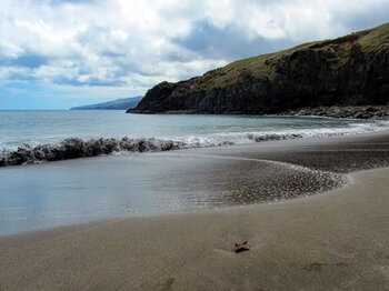 Blick auf die Felsklippen am Strand Prainha do Caniçal