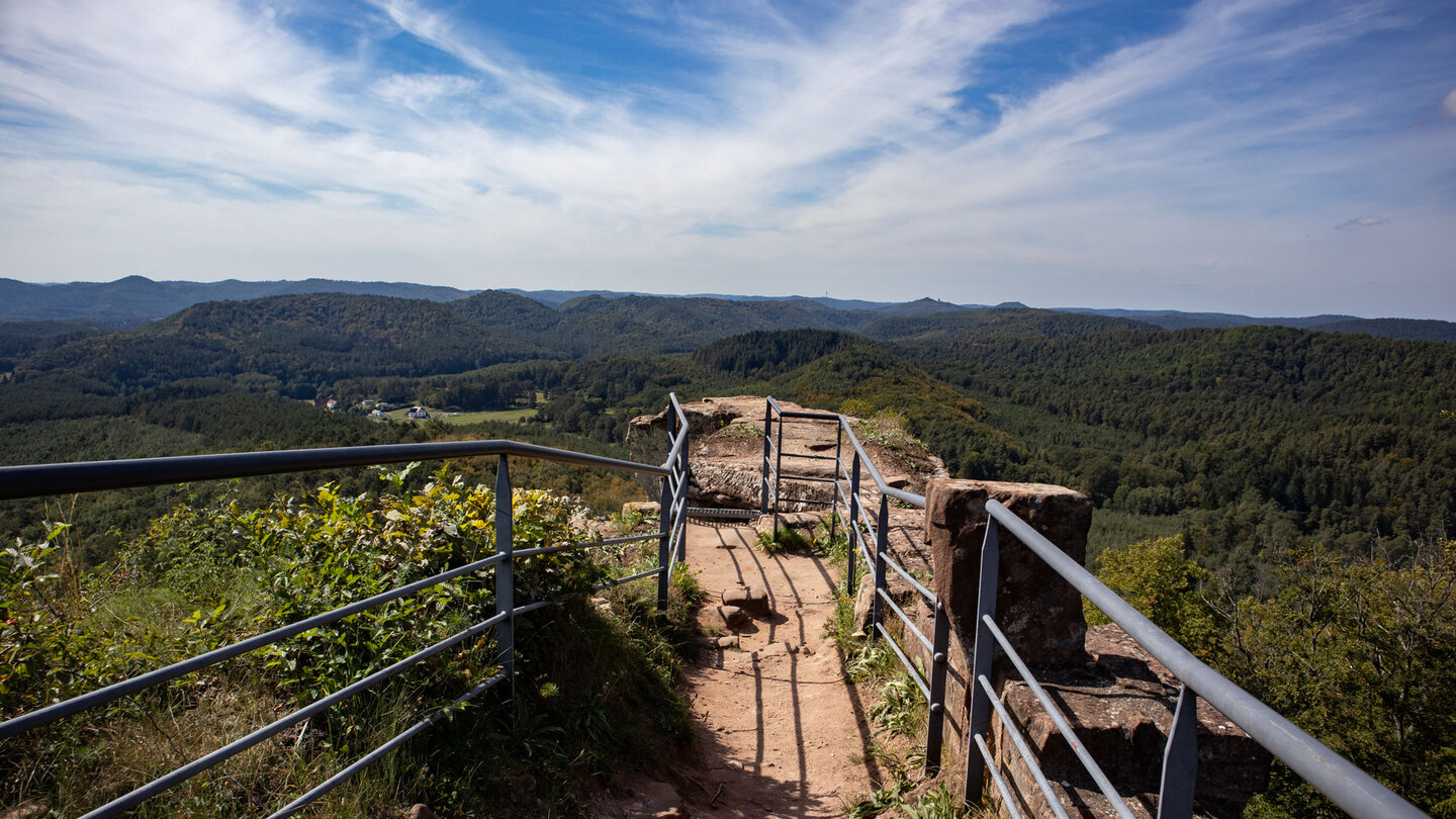 Blick übers Plateau der Burg