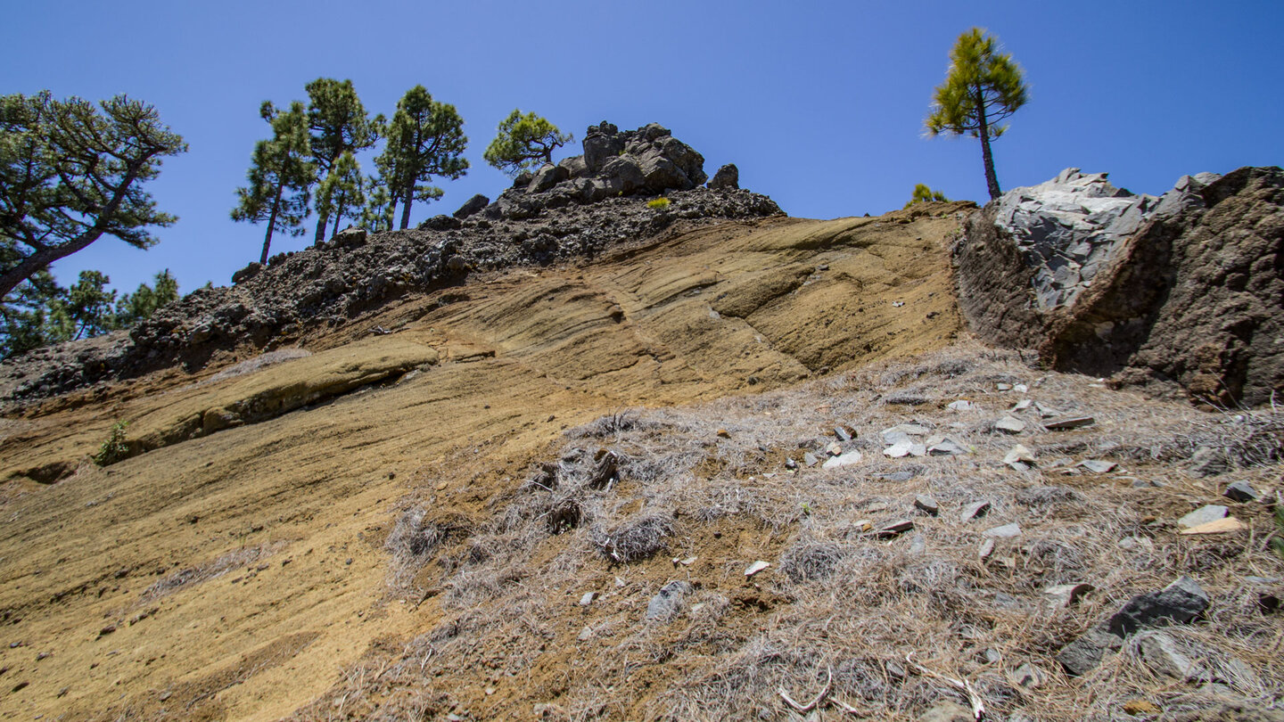 ockerfarbenes Tuffgestein am GR 131