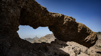 Blick durchs Ventana del Nublo auf den Roque del Nubol