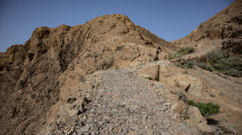 Wegabschnitt durch die Felslandschaft des Nublo-Naturparks