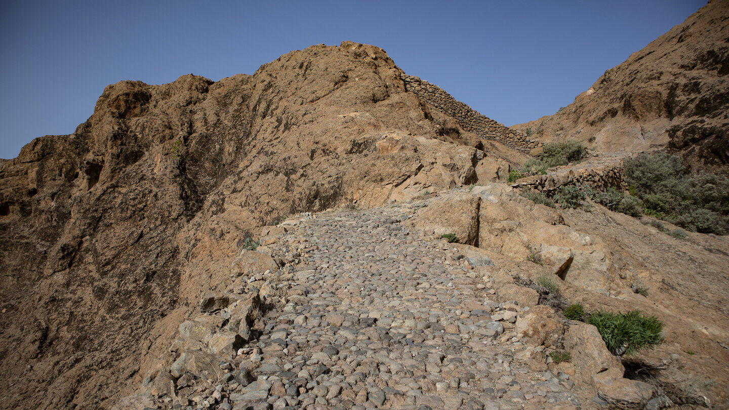 Wegabschnitt durch die Felslandschaft des Nublo-Naturparks