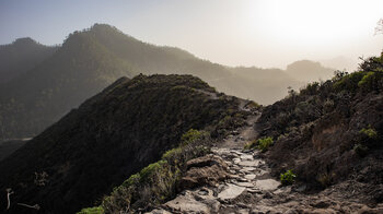 die Wanderroute entlang des Bergrückens mit Blick auf den Morro de la Cruz Grande