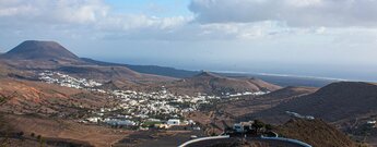 der Aussichtspunkt Mirador de Haría auf Lanzarote liegt in einer engen Kehre