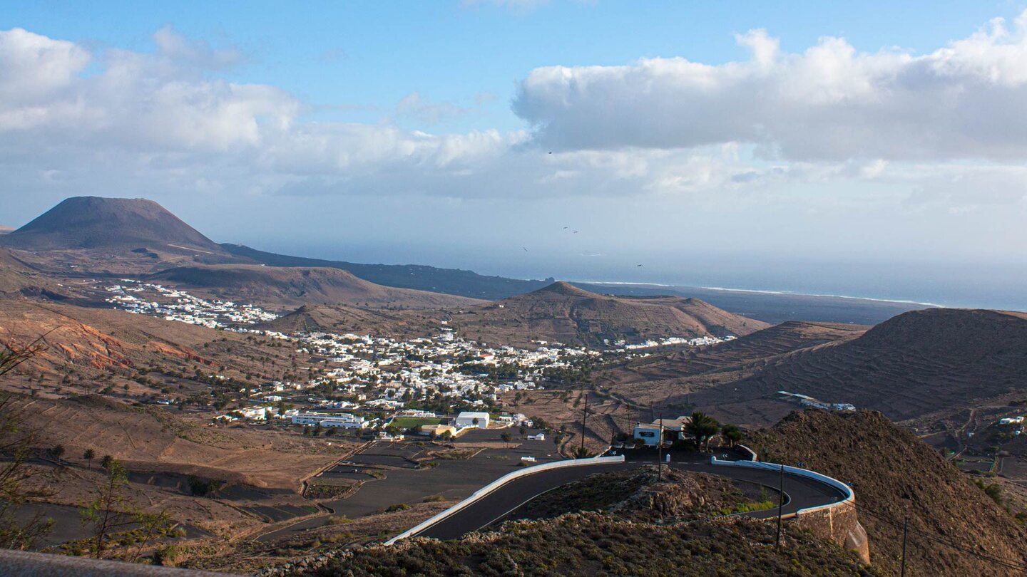 der Aussichtspunkt Mirador de Haría auf Lanzarote liegt in einer engen Kehre