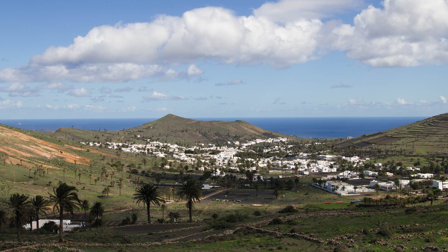 Blick vom Mirador de Haría über das Tal der tausend Palmen hinüber nach Haría auf Lanzarote
