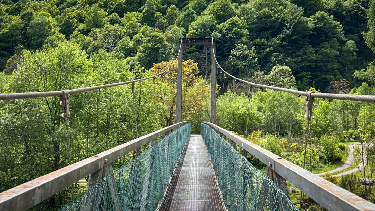 Leicht schwingend führt die Hängebrücke über die smaragdgrüne Verzasca