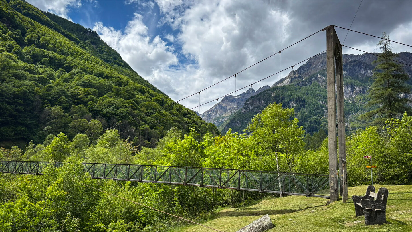Ausblick auf die umliegende Bergwelt an der Hängebrücke des BoBosco Trail im Verzascatal, Tessin.