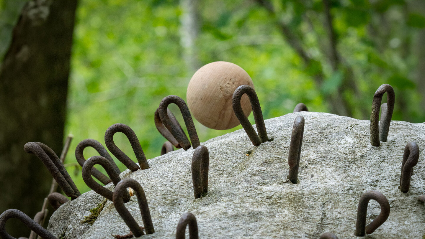 Holzkugel als Begleiter auf dem BoBosco Trail im Verzascatal, Tessin.