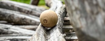 Als treuer Begleiter rollt die Holzkugel am BoBosco Trail von Station zu Station.