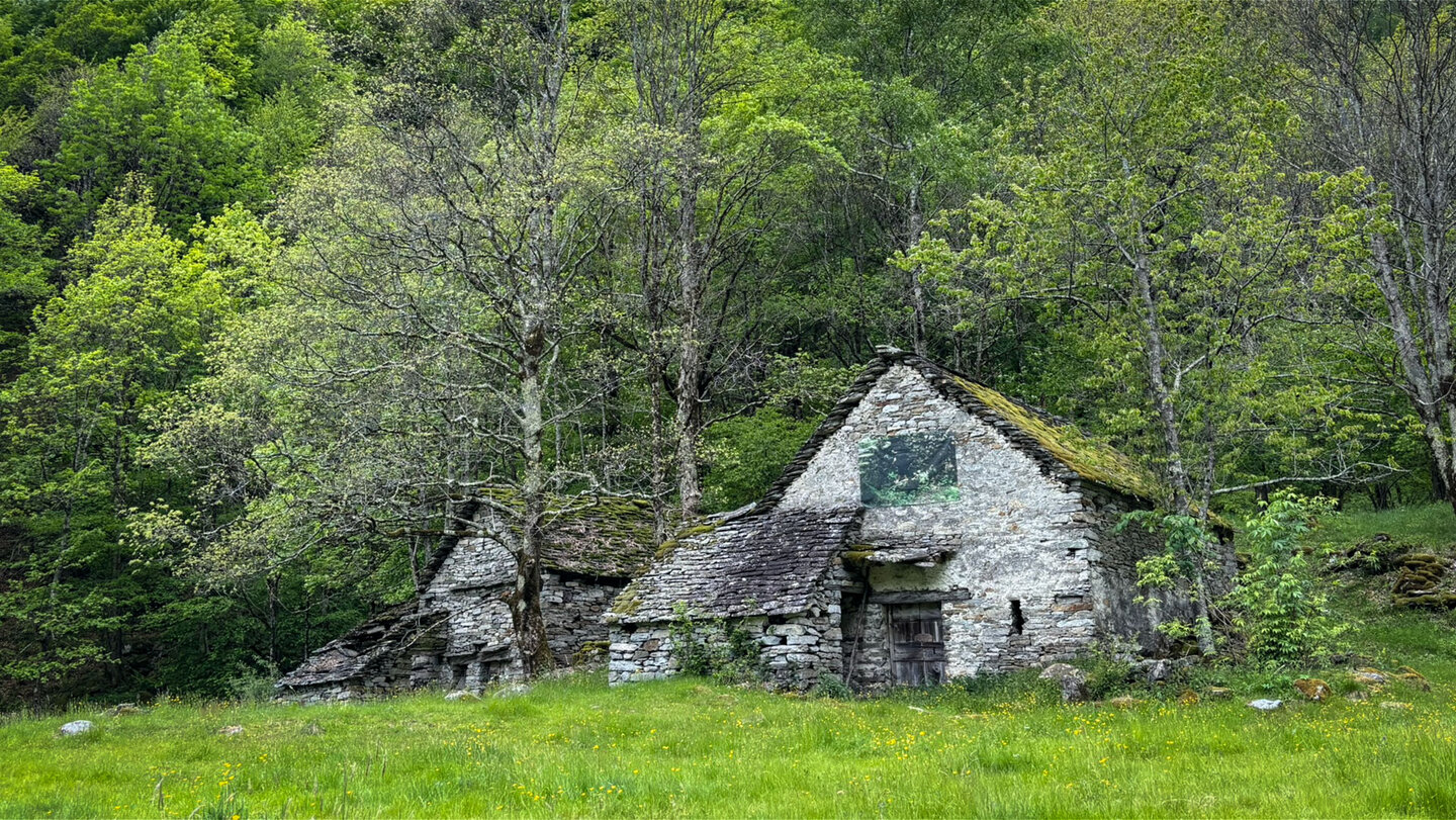 Steinerne Rustici säumen den Weg des BoBosco Trail im alten Verzascatals im Kanton Tessin.