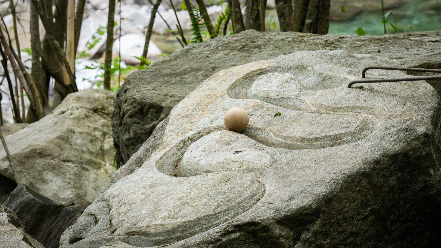 Spielstation des BoBosco Trail an der smaragdgrünen Verzasca im Tessin.