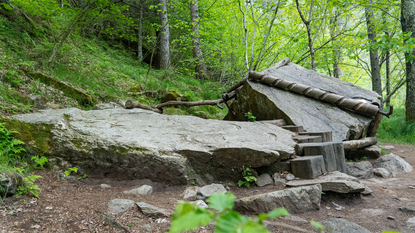Spielstationen des BoBosco Trail in harmonischer Einheit mit der Natur im Verzascatal, Tessin.