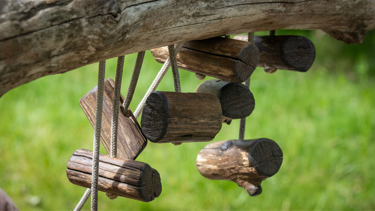 Steuerung der Holzkugel per Seilzug an einer Station des BoBosco Trail im Verzascatal, Tessin.