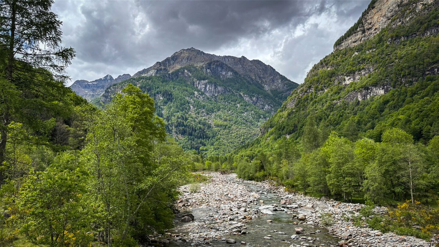 Landschaft des Verzascatals im Schweizer Kanton Tessin.