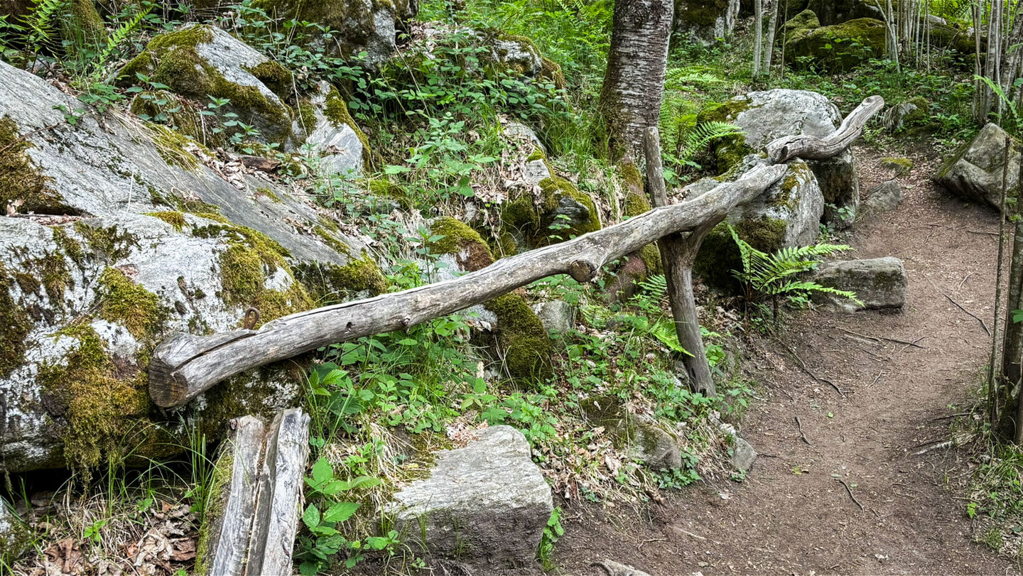 Spielerische Familienwanderung auf dem BoBosco Trail im Verzascatal,