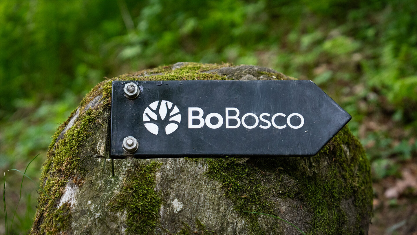 Wegmarkierung entlang des BoBosco Trail im Verzascatal, Tessin.