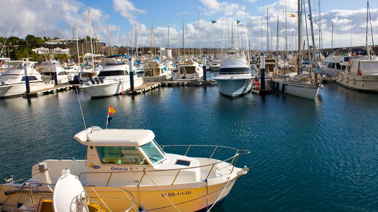 Yachten und Boote an den Anlegestellen des Hafens in Puerto Calero auf Lanzarote