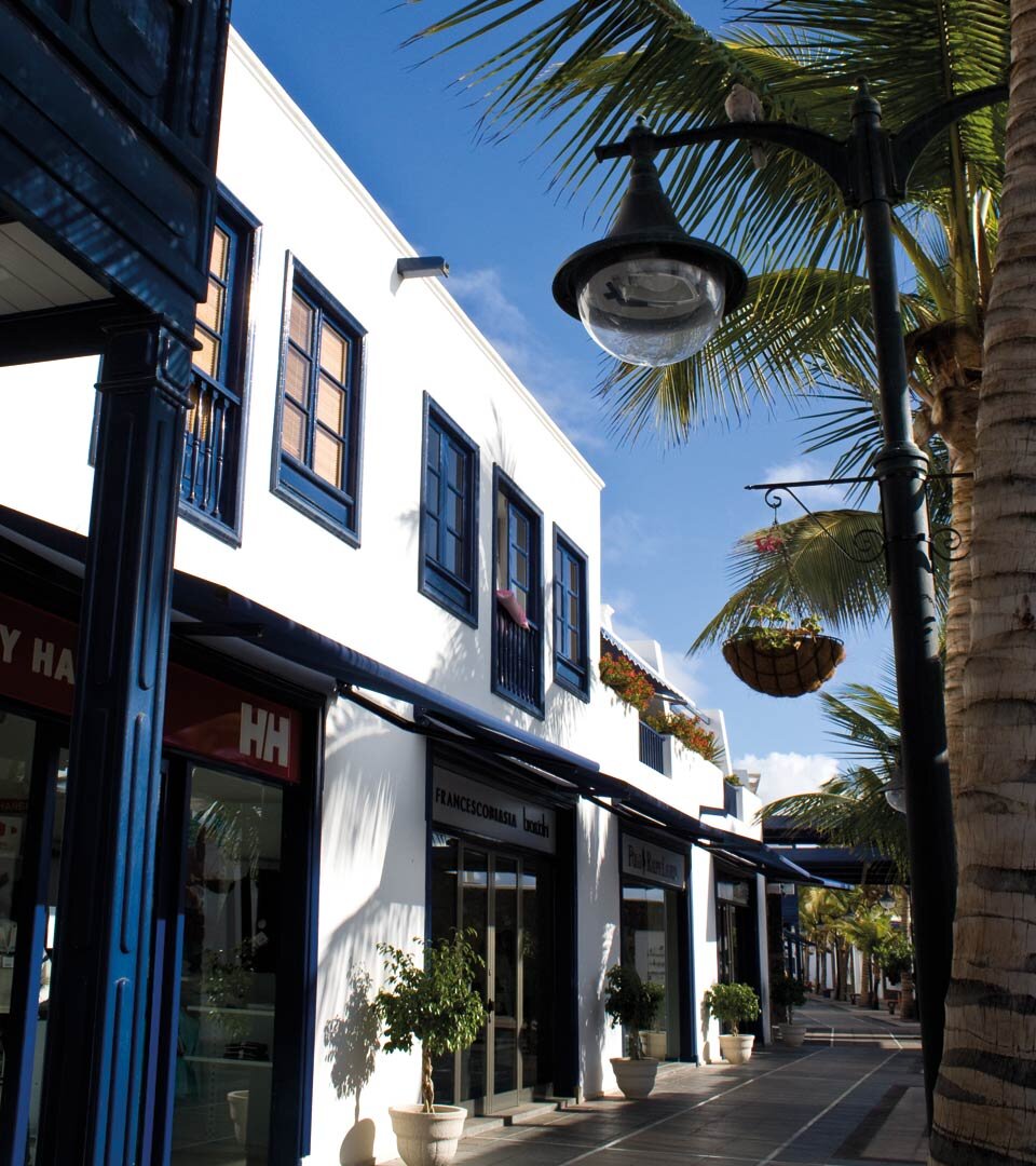 die Einkaufsstraße Paseo de Moda in Puerto Calero auf Lanzarote