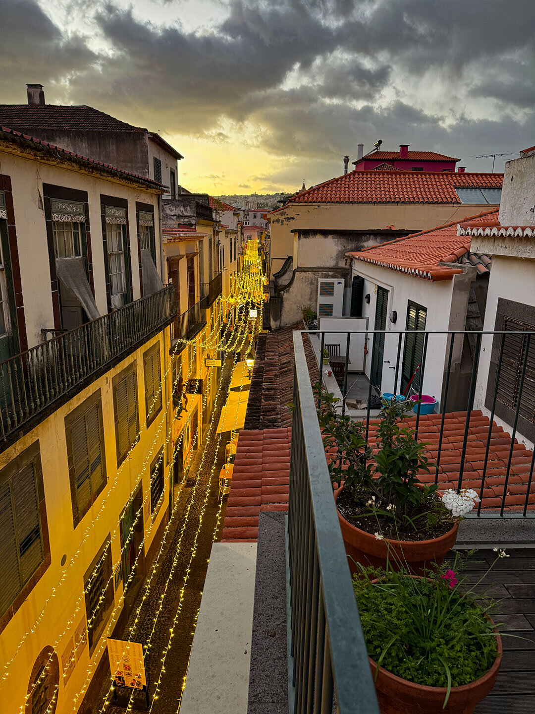 Beleuchtung zur Dämmerung in der Rua de Santa Maria in Funchal Beleuchtung zur Dämmerung in der Rua de Santa Maria