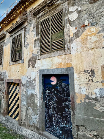 kunstvoll bemaltes Fenster in alter Fassade in der Rua de Santa Maria in Funchal