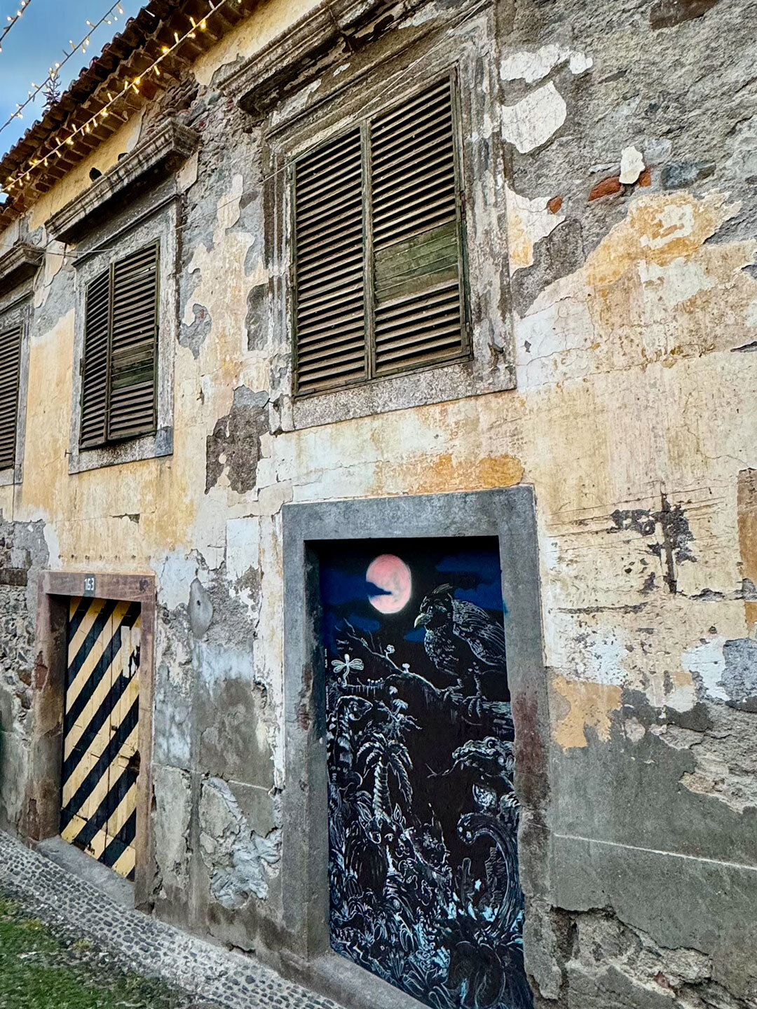 kunstvoll bemaltes Schaufenster in baufälliger Fassade in der Rua de Santa Maria in Funchal kunstvoll bemaltes Fenster in alter Fassade in der Rua de Santa Maria in Funchal