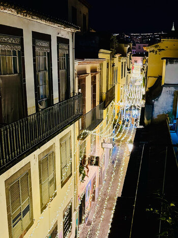 Blick in die nächtliche Rua de Santa Maria mit ihren Lichterketten