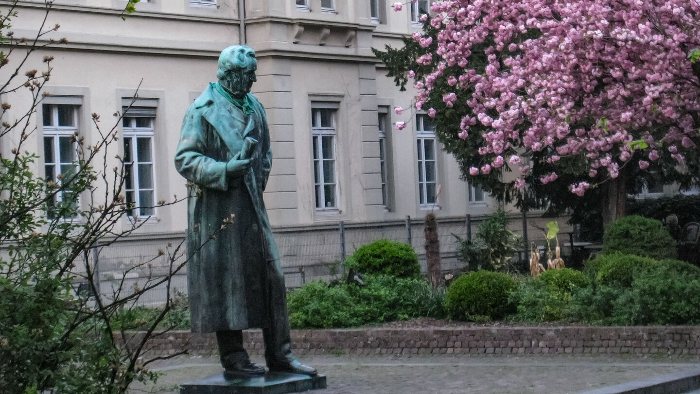 das Bunsen Denkmal am Friedrichsbau in Heidelberg Bunsen Denkmal am Friedrichsbau in Heidelberg