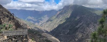 Blick vom Torre del Time auf La Palma in den Barranco de las Angustias mit Caldera de La Taburiente im Hintergrund