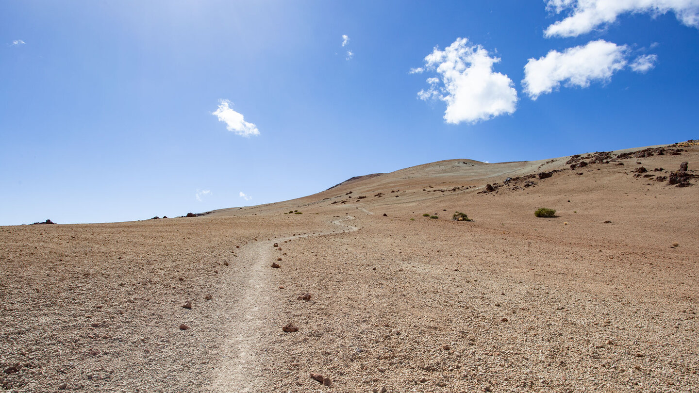 die Wanderung durch helle Bimsteinflächen