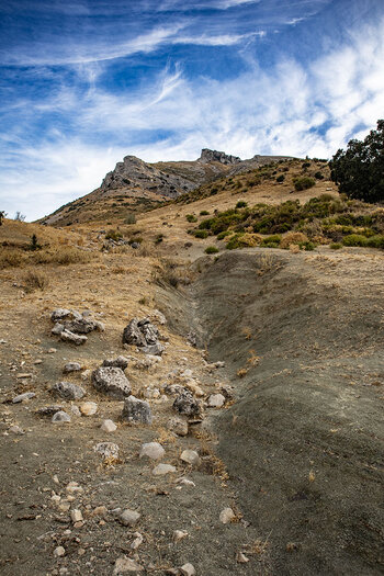 Blick zum La Tiñosa mit der Cueva del Morrión