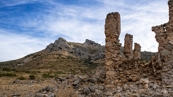 der Pico de La Tiñosa hinter den Ruinen des Cortijo de Cañatienda