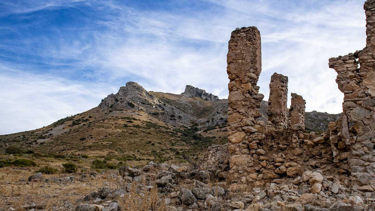 der Pico de La Tiñosa hinter den Ruinen des Cortijo de Cañatienda