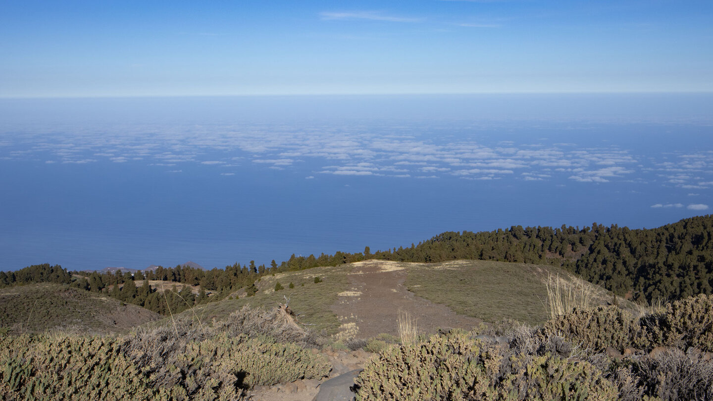 Ausblick bis zur Küste La Palmas auf den tiefblauen Atlantik Ausblick bis zur Küste La Palmas auf den tiefblauen Atlantik